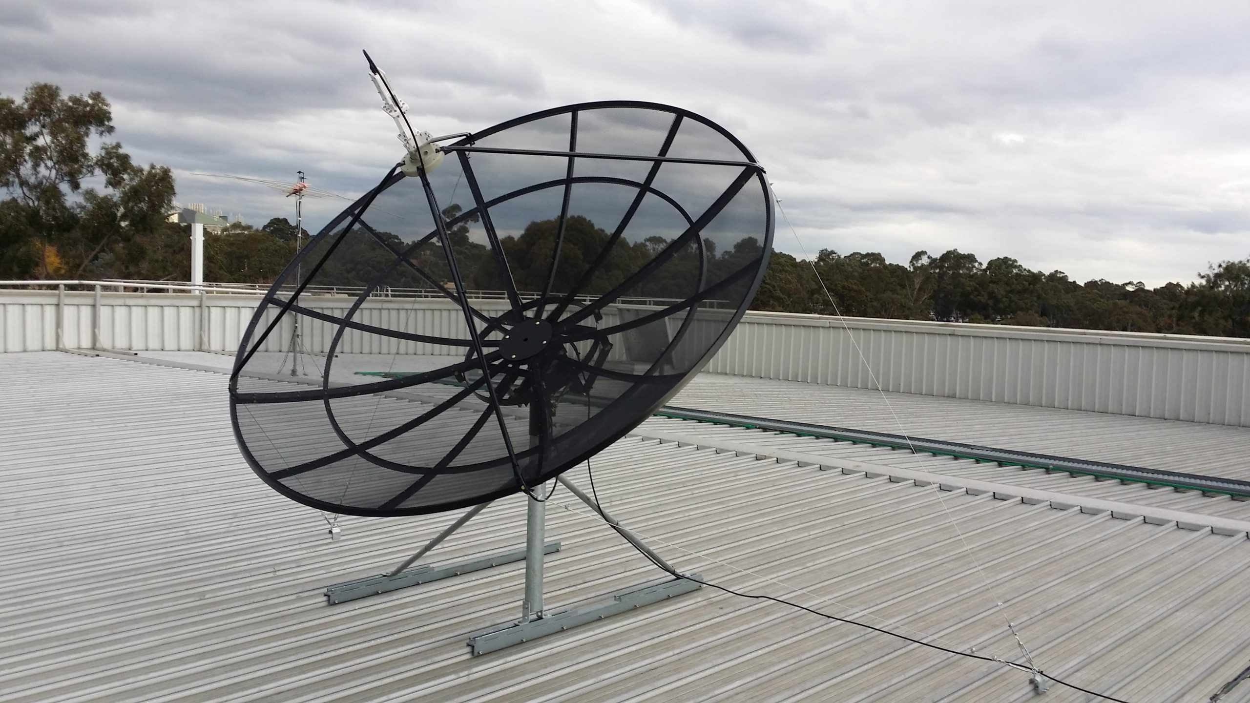 HIMAWARIcast – Antenna and Display System